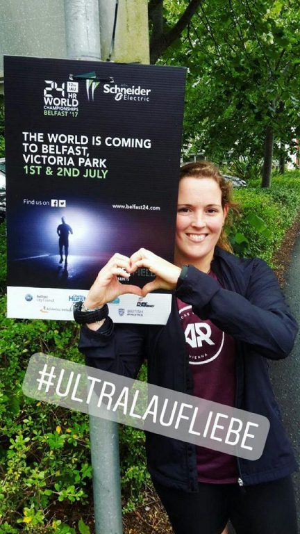 Sabrina in Belfast mit einem Plakat des Ultralaufes